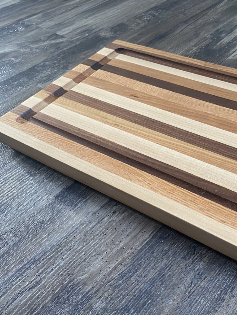 Board 07.44 Handcrafted Edge Grain Cutting Board with Juice Groove – Oak, Cherry